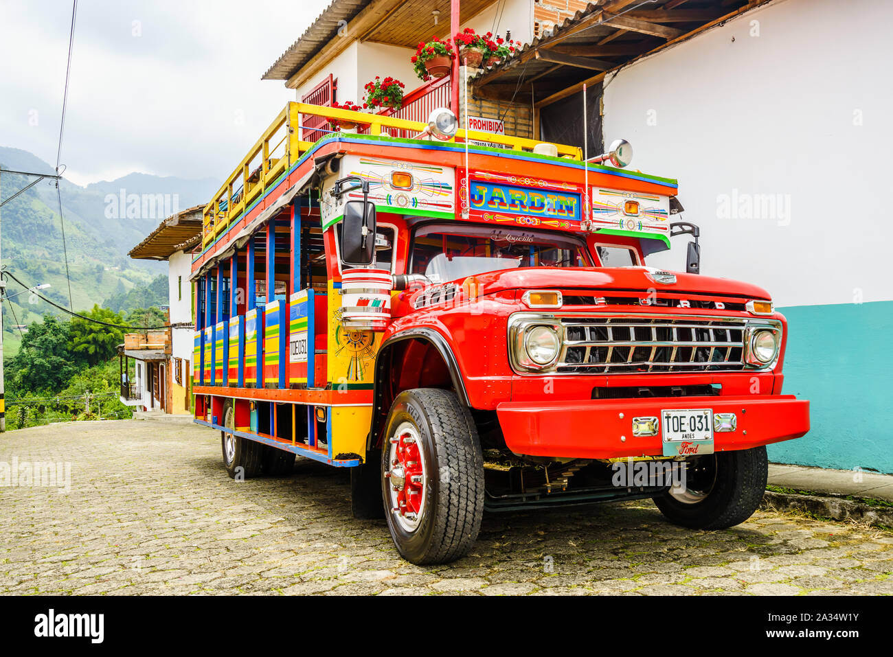 Jardin, COLOMBIE - 27 mars 2019. Bus rural traditionnels colorés en Colombie appelée chiva Banque D'Images