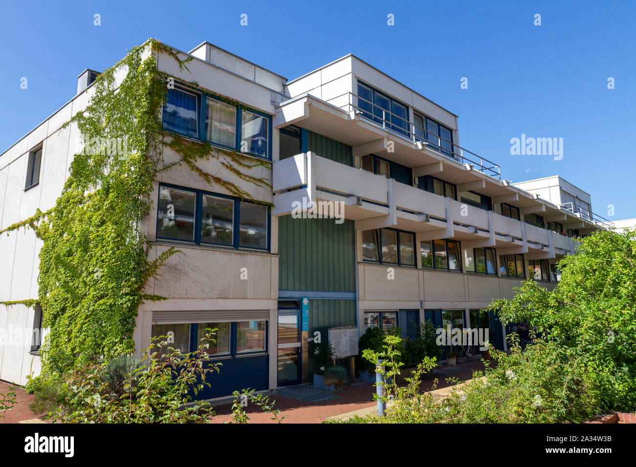 Balcon avant et toit de Connollystraße 31, site du siège du massacre de Munich pendant les Jeux Olympiques d'été 1972 à Munich, Allemagne. Banque D'Images