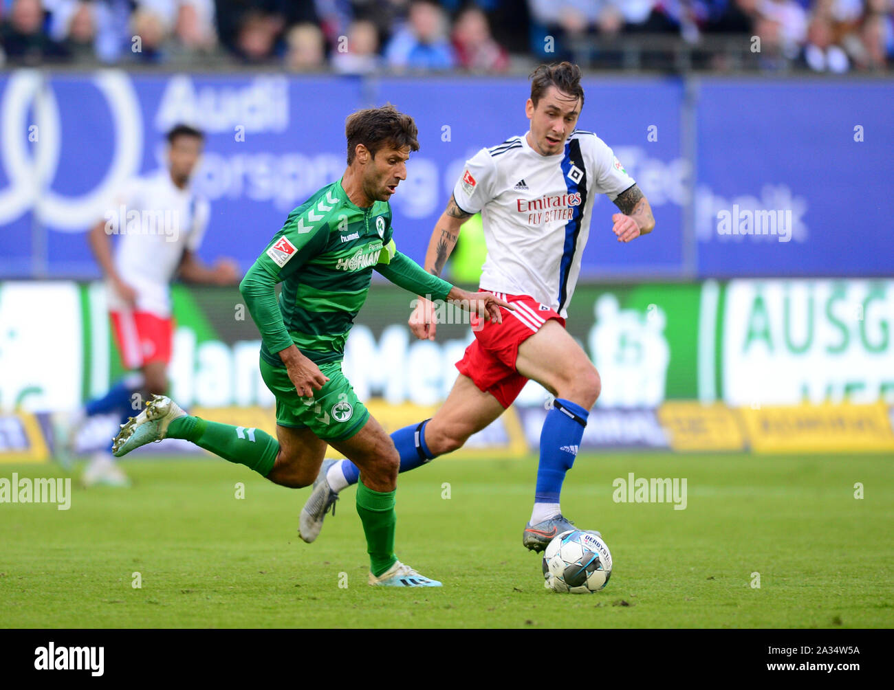 Hambourg, Allemagne. 05 Oct, 2019. Football, Bundesliga, 2e, 9e journée, le Hamburger SV - Greuther Fürth-mer dans le Volksparkstadion. Fürths Marco Caligiuri (l) et Hambourg, Adrian Fein lutte pour la balle. Crédit : Daniel Bockwoldt/DPA - NOTE IMPORTANTE : en conformité avec les exigences de la DFL Deutsche Fußball Liga ou la DFB Deutscher Fußball-Bund, il est interdit d'utiliser ou avoir utilisé des photographies prises dans le stade et/ou la correspondance dans la séquence sous forme d'images et/ou vidéo-comme des séquences de photos./dpa/Alamy Live News Banque D'Images