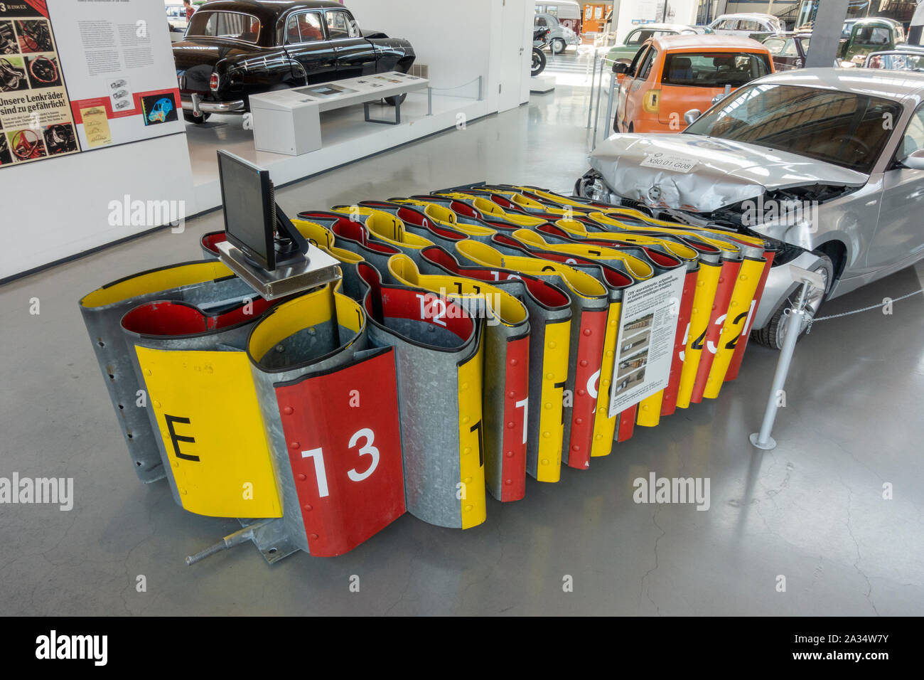 Un atténuateur crash froissé utilisé dans un crash test dans le Deutsches Museum Verkehrszentrum (Musée allemand des transports), Munich, Allemagne. Banque D'Images