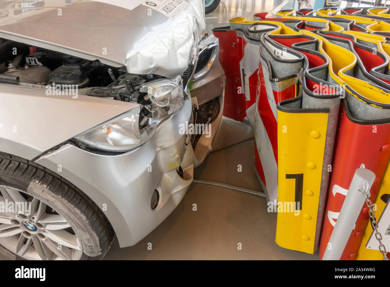 Un atténuateur crash froissé utilisé dans un crash test dans le Deutsches Museum Verkehrszentrum (Musée allemand des transports), Munich, Allemagne. Banque D'Images