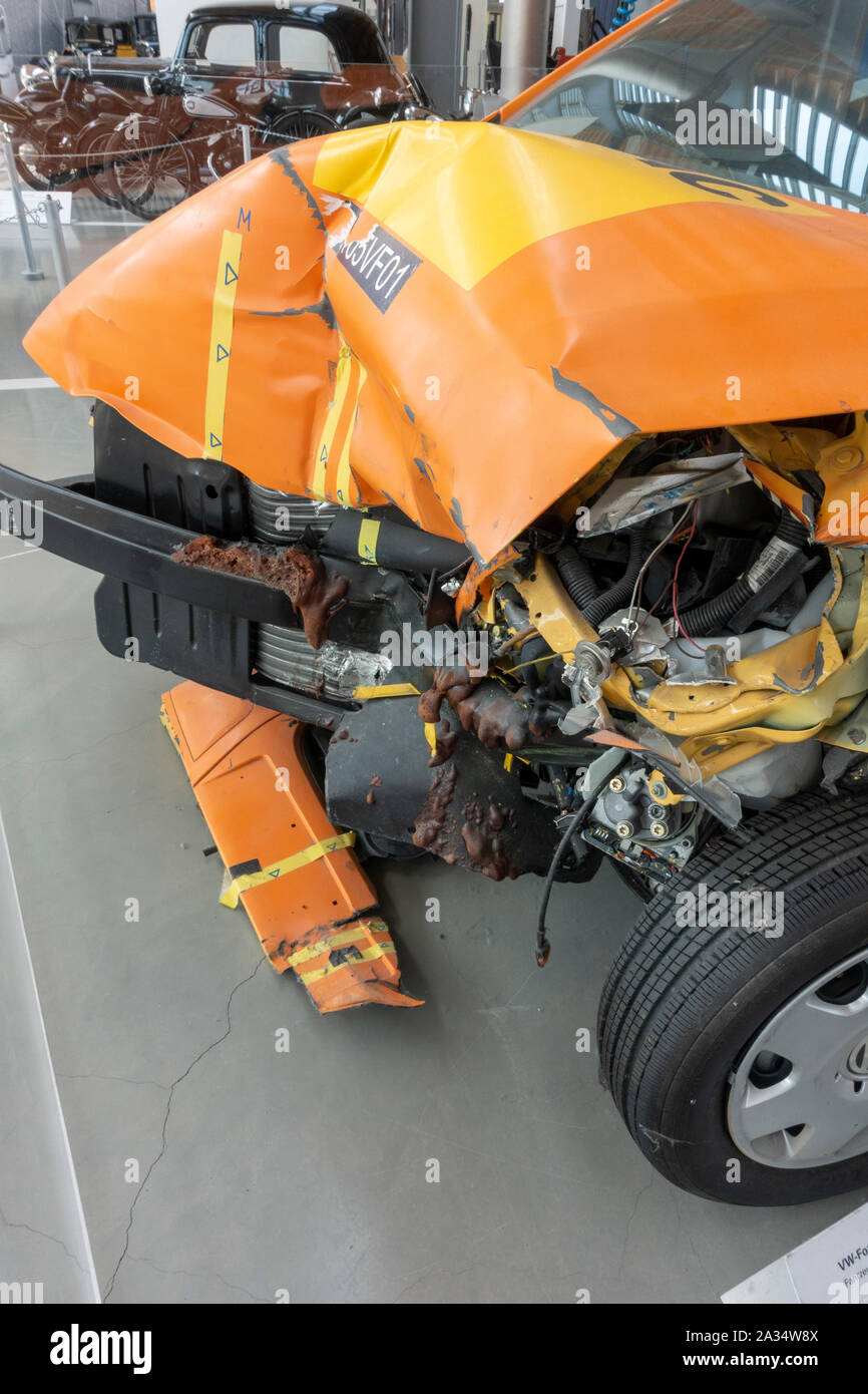 Gros plan d'une VW-Fox crash test véhicule dans le Deutsches Museum Verkehrszentrum (Musée des transports allemand), Munich, Allemagne. Banque D'Images