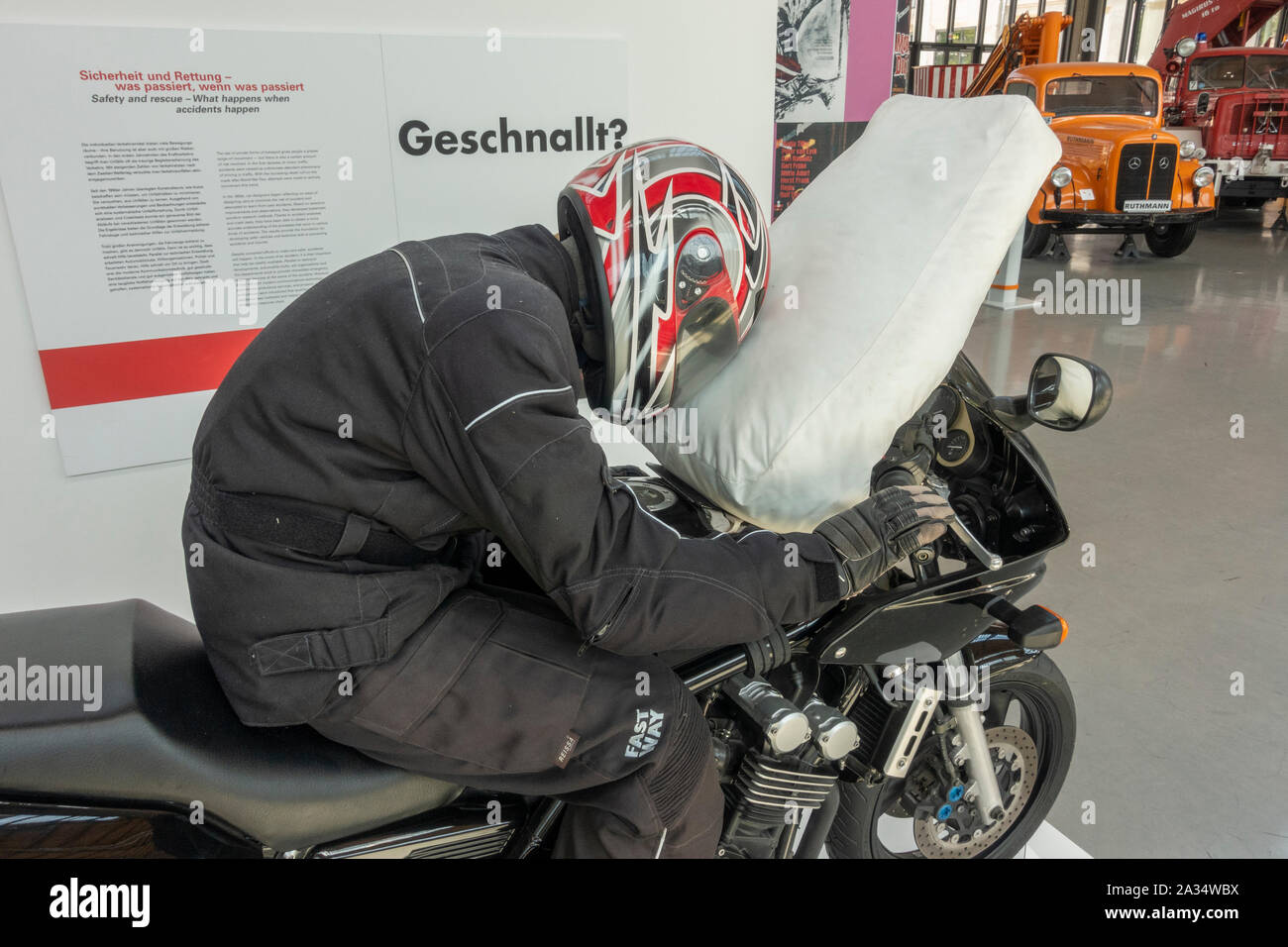 Une moto avec airbag après crash test dans le Deutsches Museum (Musée allemand des transports Verkehrszentrum), Munich, Allemagne. Banque D'Images