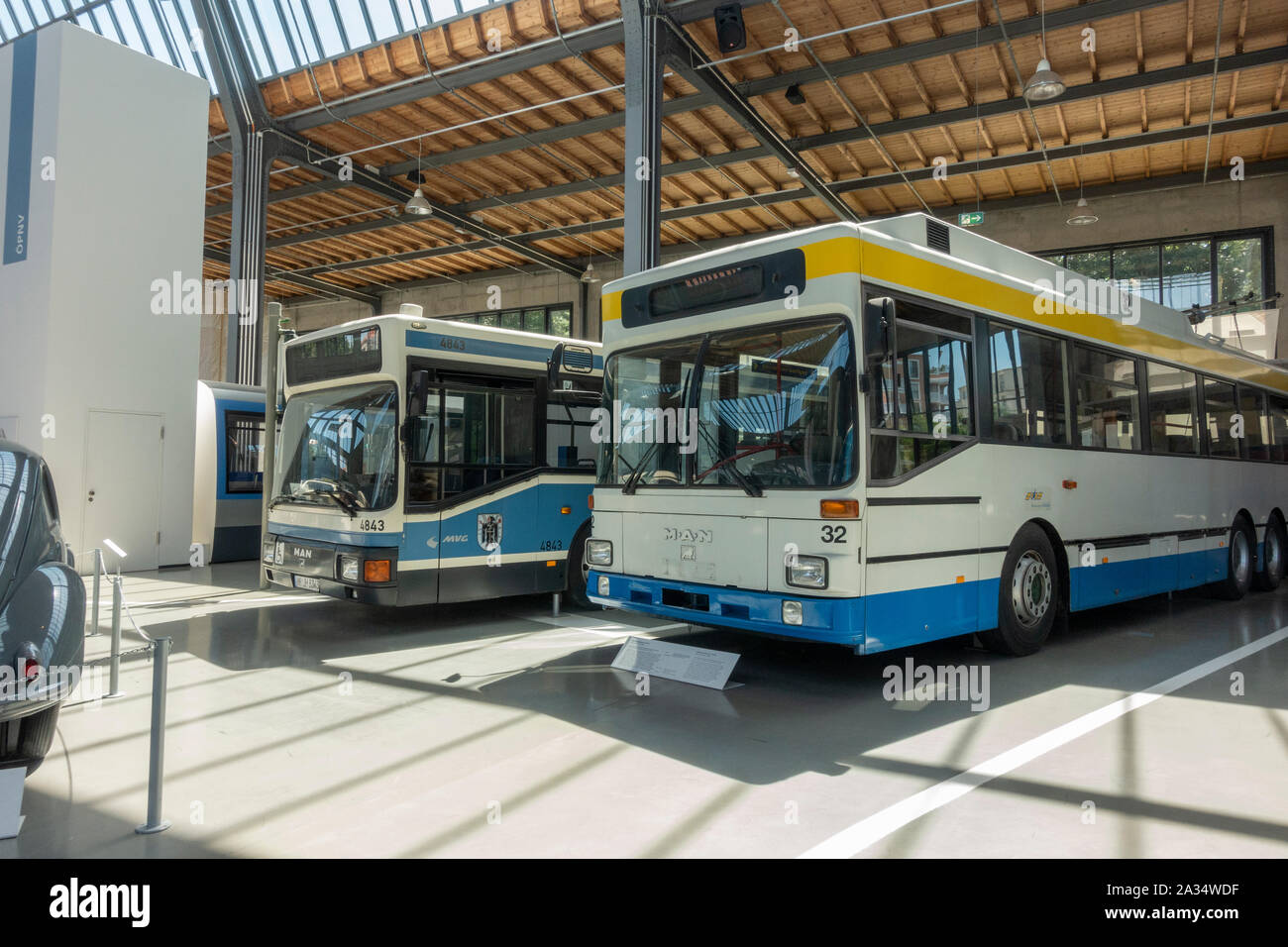 Une paire d'anciens Munich city bus publics de la Deutsches Museum Verkehrszentrum (Musée allemand des transports), Munich, Allemagne. Banque D'Images