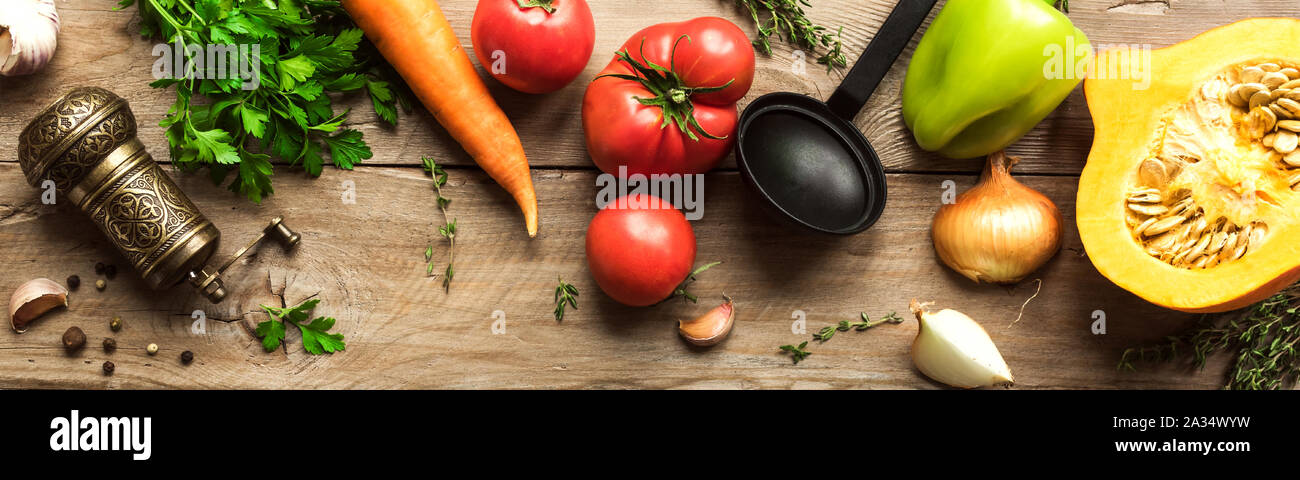 Automne fond de cuisson avec les légumes bio de saison sur table en bois, vue du dessus, la bannière. Ingrédients pour les soupes et plats de saison automne. Banque D'Images