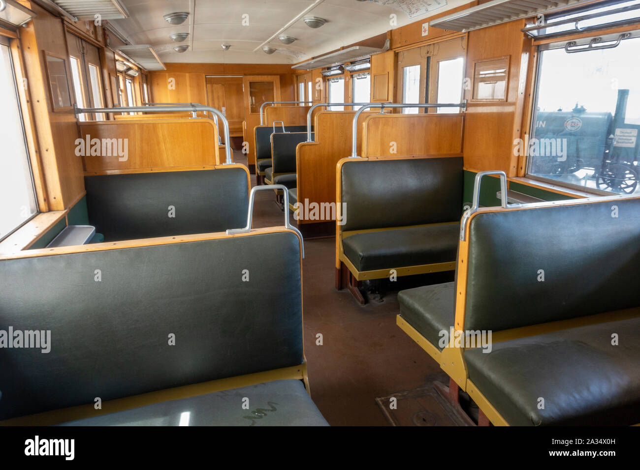 À l'intérieur d'une ossature en bois 1932 Berlin S-Bahn transport dans le Deutsches Museum (Musée allemand des transports Verkehrszentrum), Munich, Allemagne. Banque D'Images