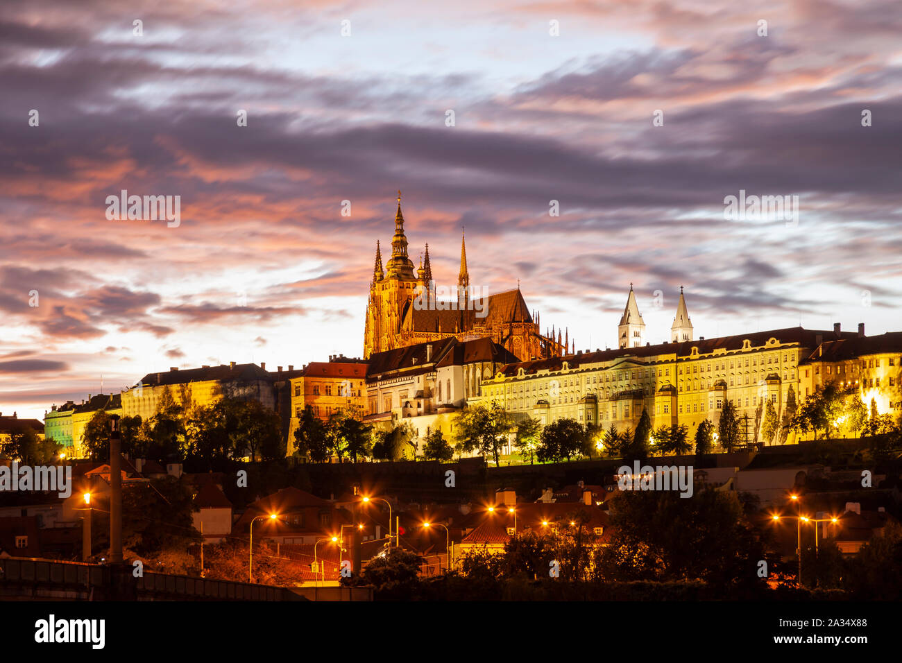 La nuit commence à Château Hradcany à Prague, Tchéquie. Banque D'Images
