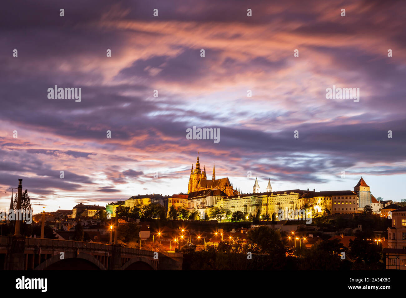 La nuit commence à Château Hradcany à Prague. Banque D'Images
