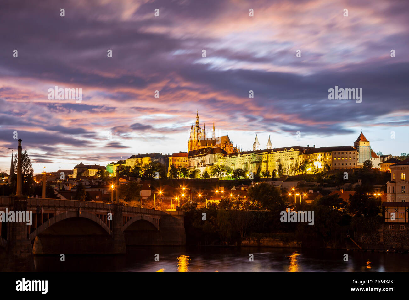La nuit commence à Château Hradcany à Prague. Banque D'Images