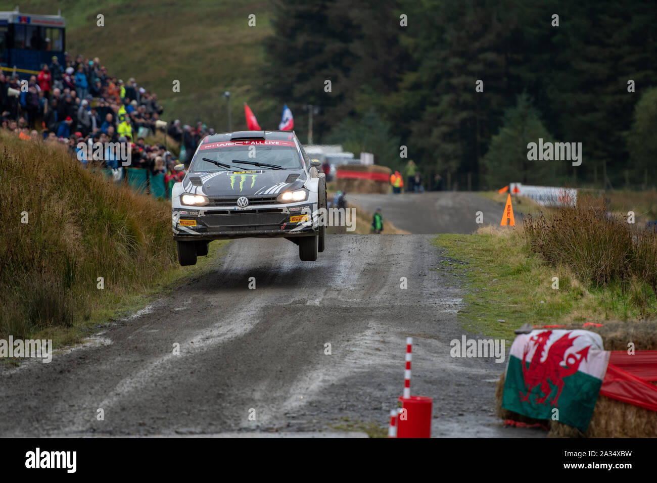 Hafren, UK. 05 Oct, 2019. SS13 Sweet Lamb, Hafren Wales Rally GB 2019 Étape 13 : Petter SOLBERG & Co Phil conducteur MILLS qui se font concurrence sur les Volkswagen Polo R5 prend son envol à Petter WRC final de la saison. Credit : Nouvelles Images /Alamy Live News Banque D'Images