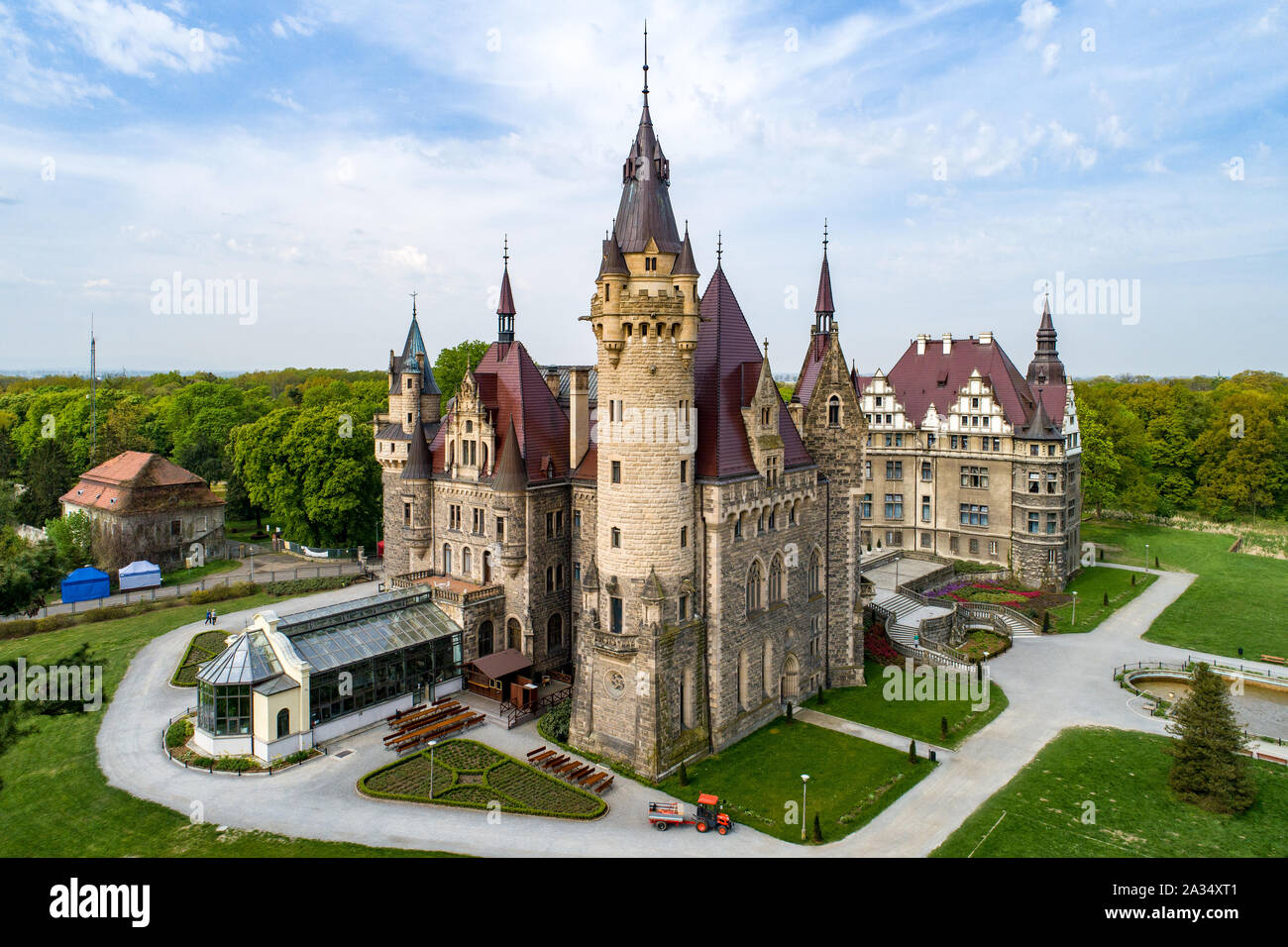 Moszna fabuleux château historique dans près de Opole, Silésie, Pologne. Construit en XVII siècle, s'étend de 1900 à 1914. Banque D'Images