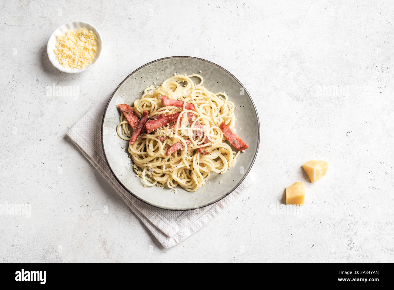 Les pâtes à la Carbonara, spaghetti avec bacon, oeufs durs, fromage parmesan et sauce à la crème. Cuisine italienne Pasta alla carbonara, vue du dessus, copiez l'espace. Banque D'Images