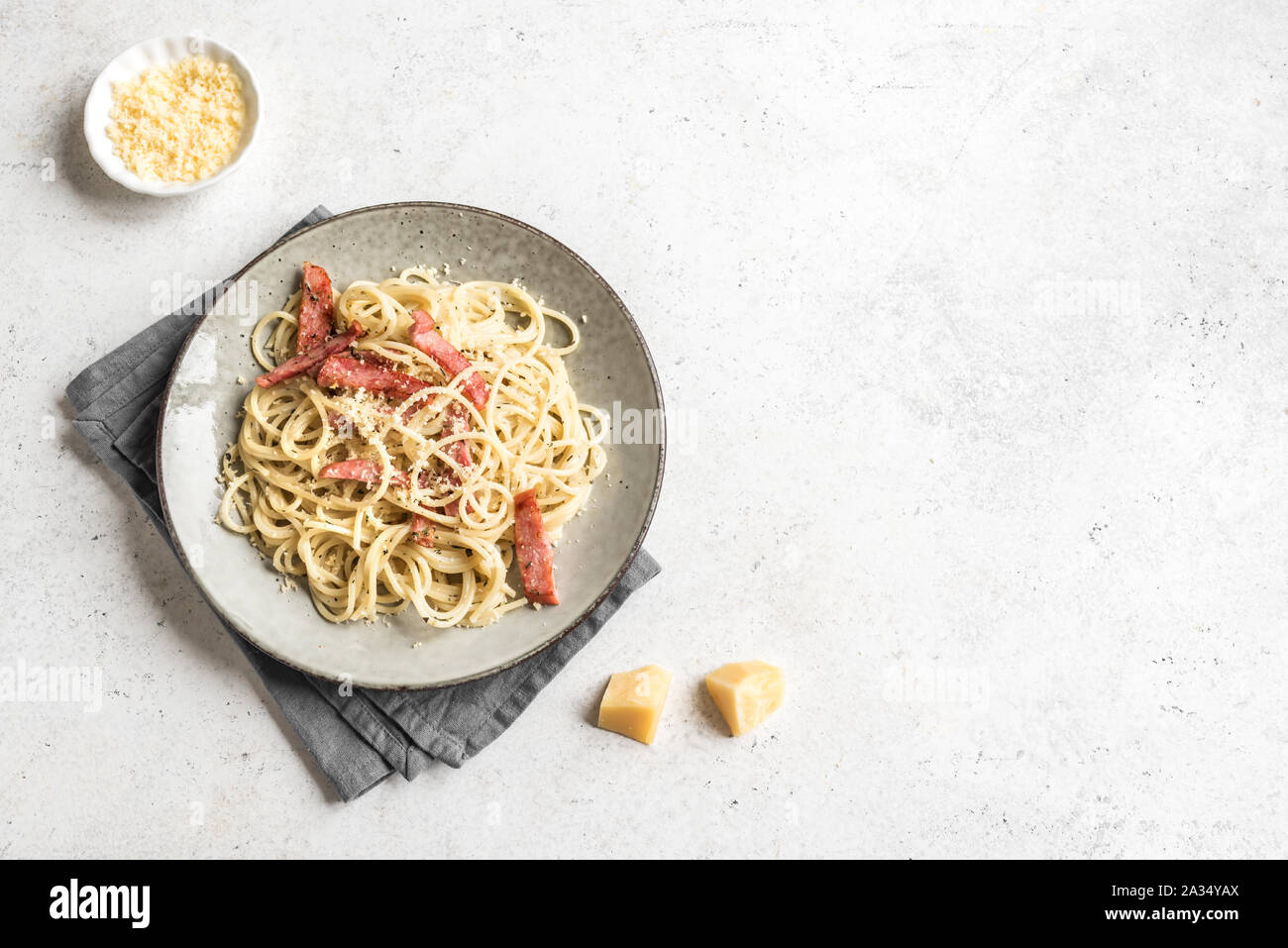 Les pâtes à la Carbonara, spaghetti avec bacon, oeufs durs, fromage parmesan et sauce à la crème. La cuisine traditionnelle italienne. Pasta alla carbonara, vue du dessus, copiez sp Banque D'Images
