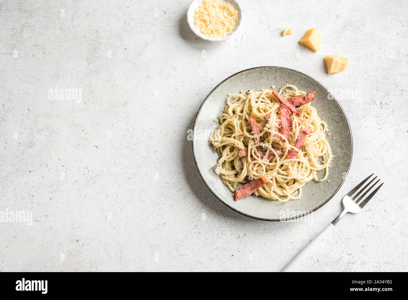 Les pâtes Carbonara, spaghetti avec bacon, oeufs durs, fromage parmesan et sauce à la crème. La cuisine traditionnelle italienne. Pasta alla carbonara, vue du dessus, copiez sp Banque D'Images