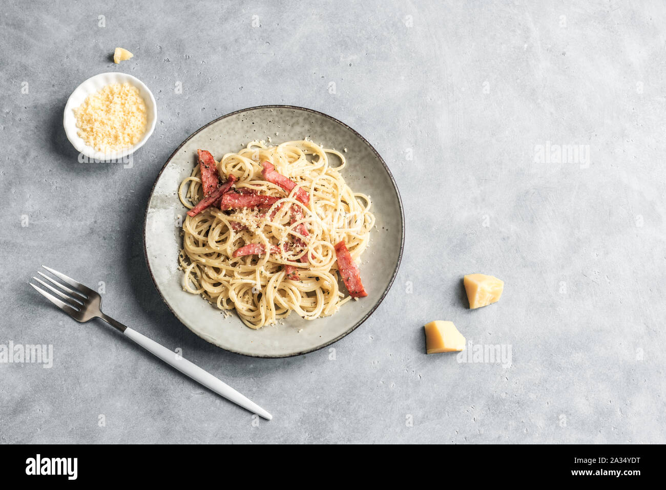 Les pâtes Carbonara, spaghetti avec bacon, oeufs durs, fromage parmesan et sauce à la crème. La cuisine traditionnelle italienne. Pasta alla carbonara, vue du dessus, copiez sp Banque D'Images