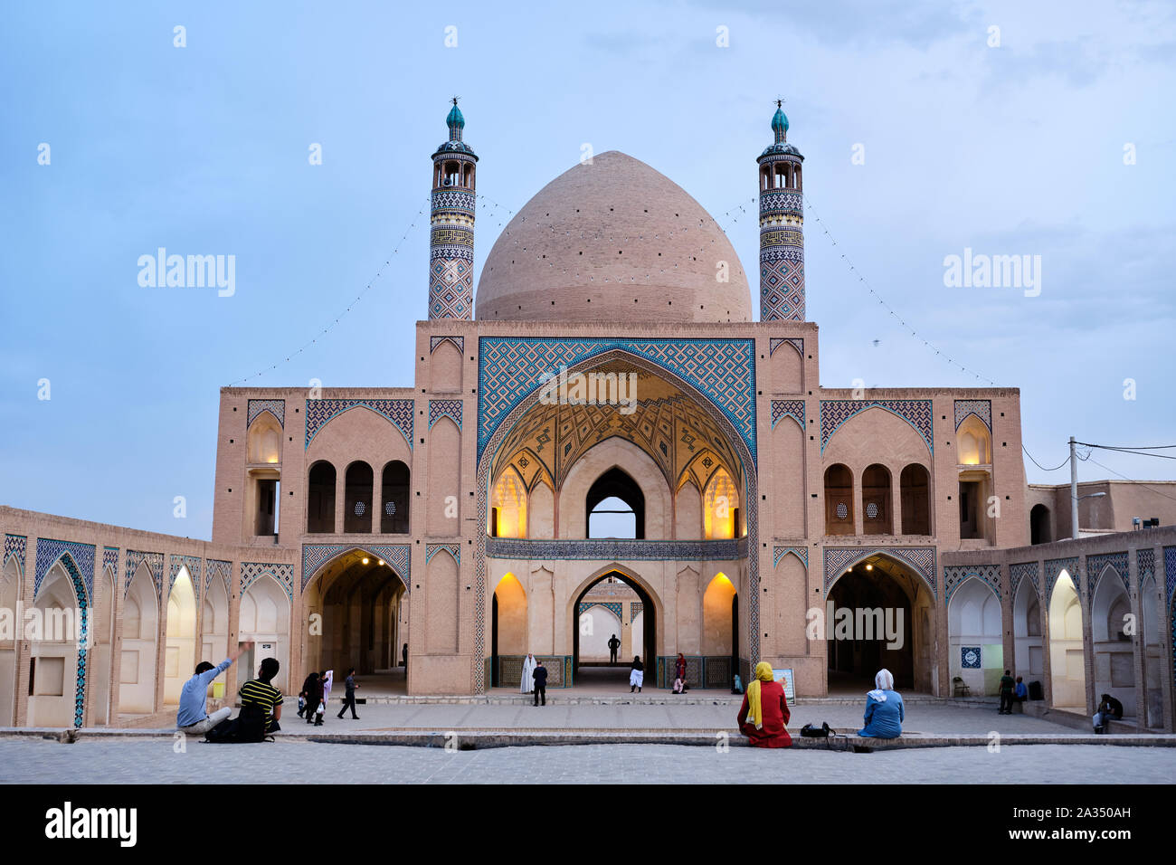 KASHAN, IRAN - 4 mai 2019 : les personnes bénéficiant de l'avis de la mosquée Agha Bozorg pendant heure bleue Banque D'Images