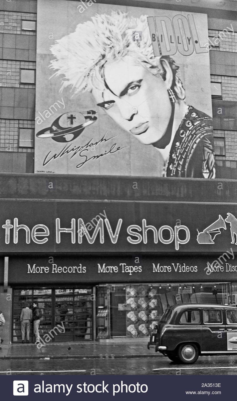 Magasin HMV Oxford Street London, avec Billy Idol Whiplash Smile album Billboard publicitaire au-dessus de l'entrée du magasin à partir de la chambre 1986 Banque D'Images