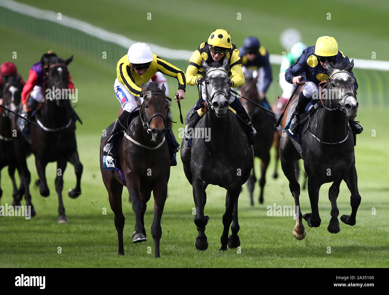 Eva Maria monté par Paul Casino (à gauche) remporte le Premier ministre britannique de l'EBF Pouliches' handicap à Newmarket Racecourse. Banque D'Images