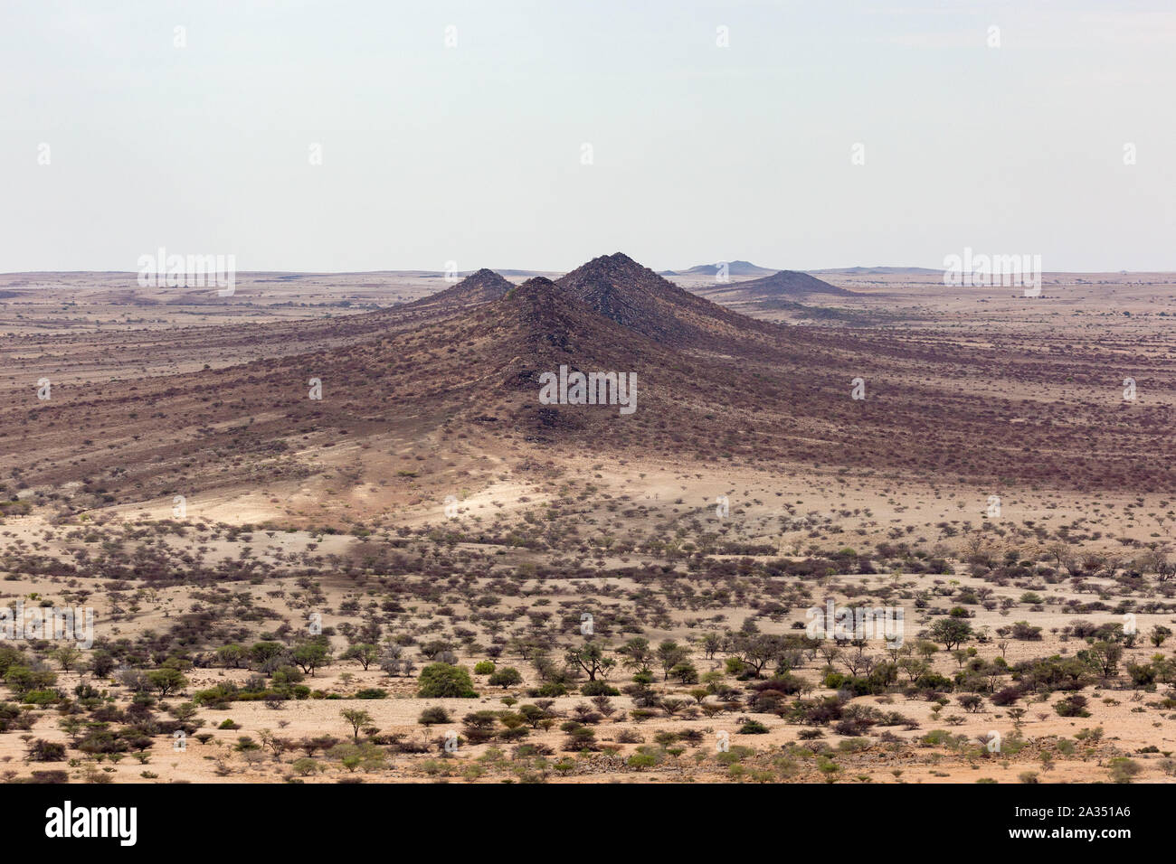 Paysage désertique avec des montagnes dans la réserve naturelle de Spitzkoppe, Erongo, Namibie, Afrique Banque D'Images