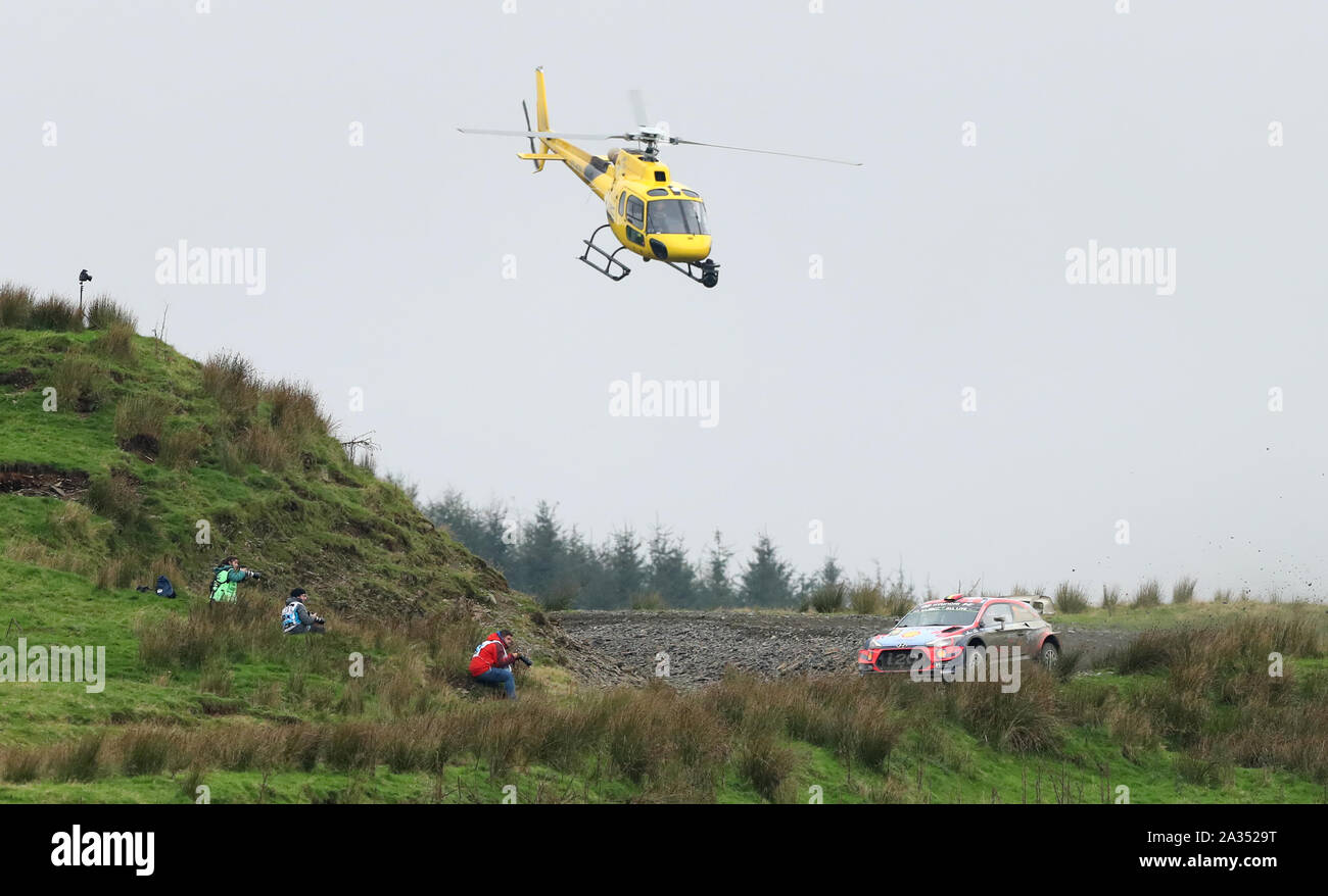La Belgique est Thierry Neuville et Nicolas Gilsoul dans la Hyundai i20 WRC coupé au cours de la troisième journée du Wales Rally GB. Banque D'Images