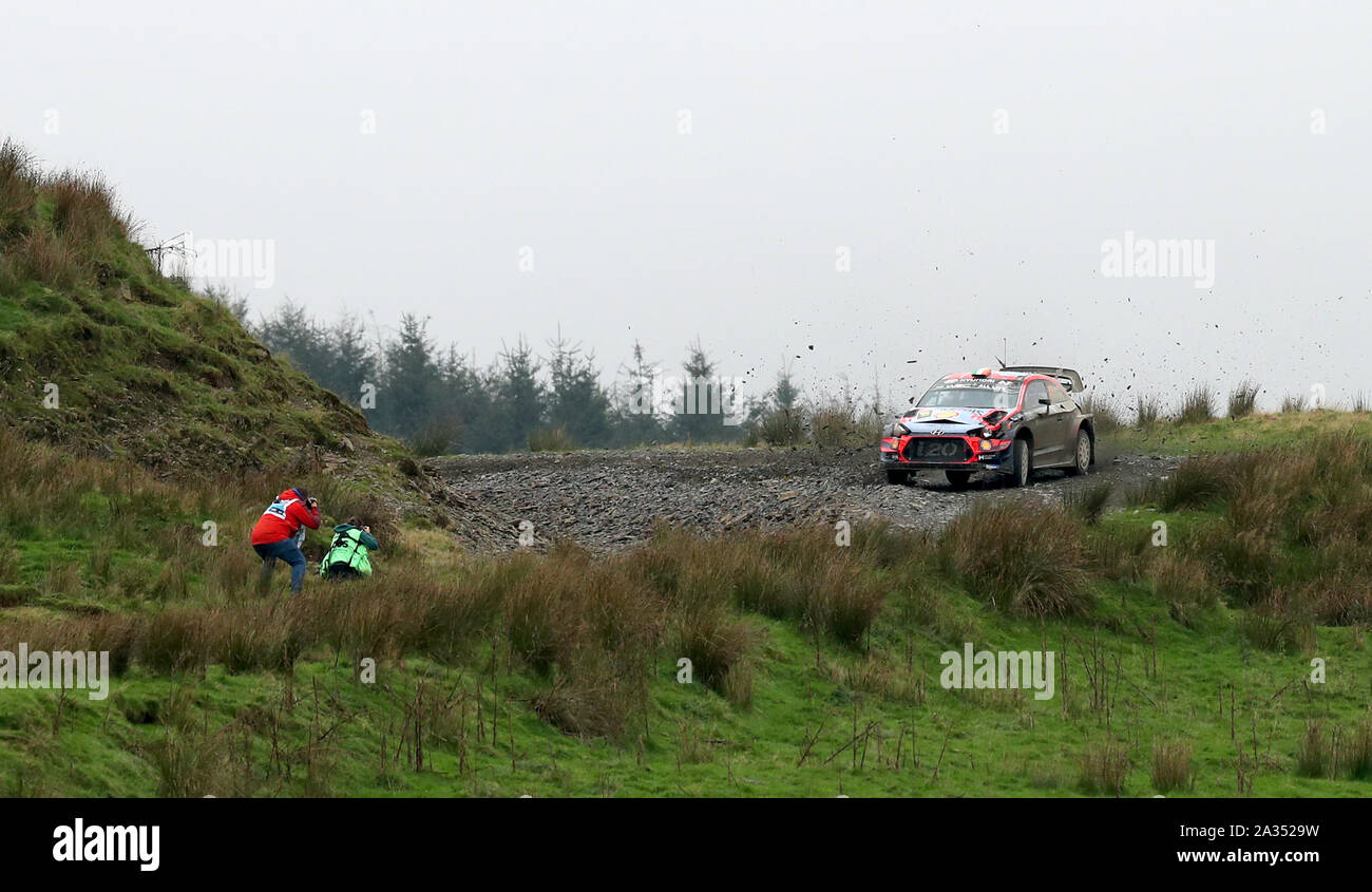 Ireland's Craig Breen et Paul Nagle dans la Hyundai i20 WRC coupé au cours de la troisième journée du Wales Rally GB. Banque D'Images
