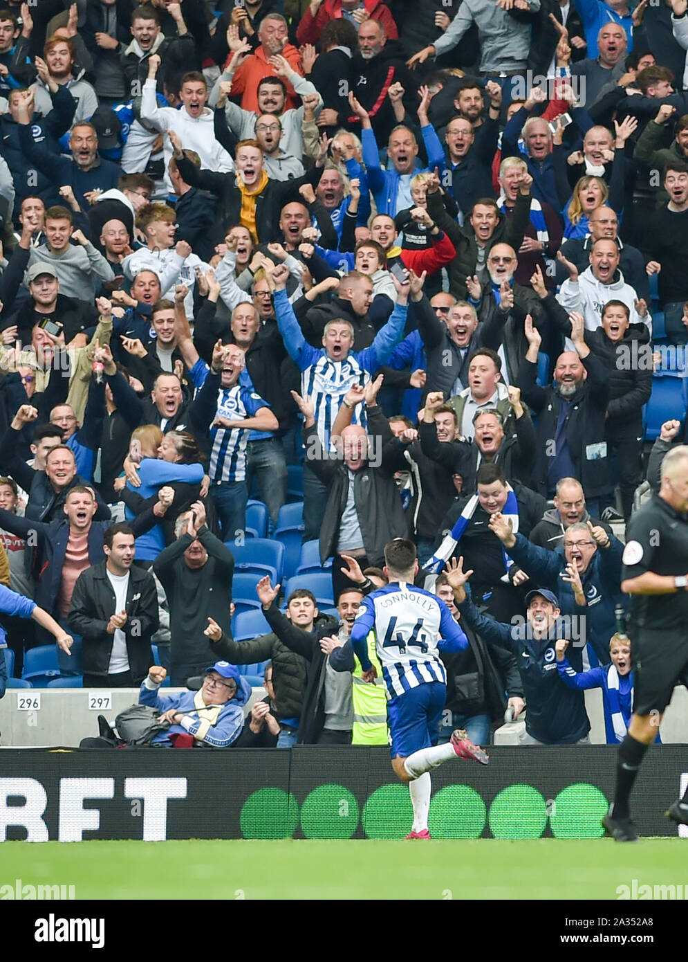 Brighton, UK. 5 octobre 2019.Aaron Connolly, de Brighton, en face du célèbre les fans après avoir marqué leur troisième but durant le premier match de championnat entre Brighton et Hove Albion et Tottenham Hotspur à l'Amex Stadium - usage éditorial uniquement. Pas de merchandising. Pour des images de football Premier League FA et restrictions s'appliquent inc. aucun internet/mobile l'usage sans licence FAPL - pour plus de détails Football Dataco contact Crédit : Simon Dack TPI / Alamy Live News Banque D'Images