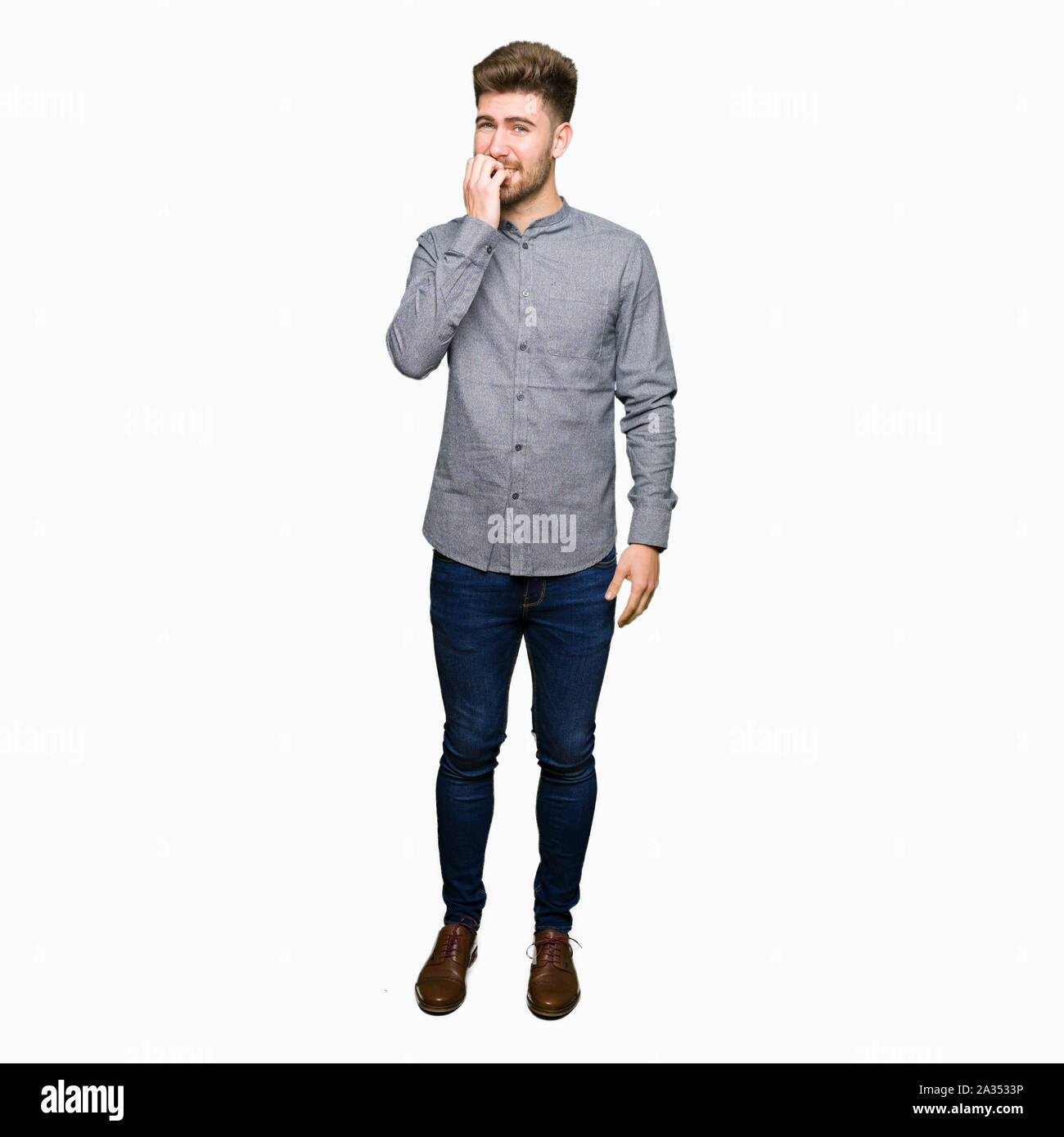 Beau jeune homme d'affaires décontractée à souligné et nerveux avec les mains sur la bouche de mordre les ongles. Problème d'anxiété. Banque D'Images