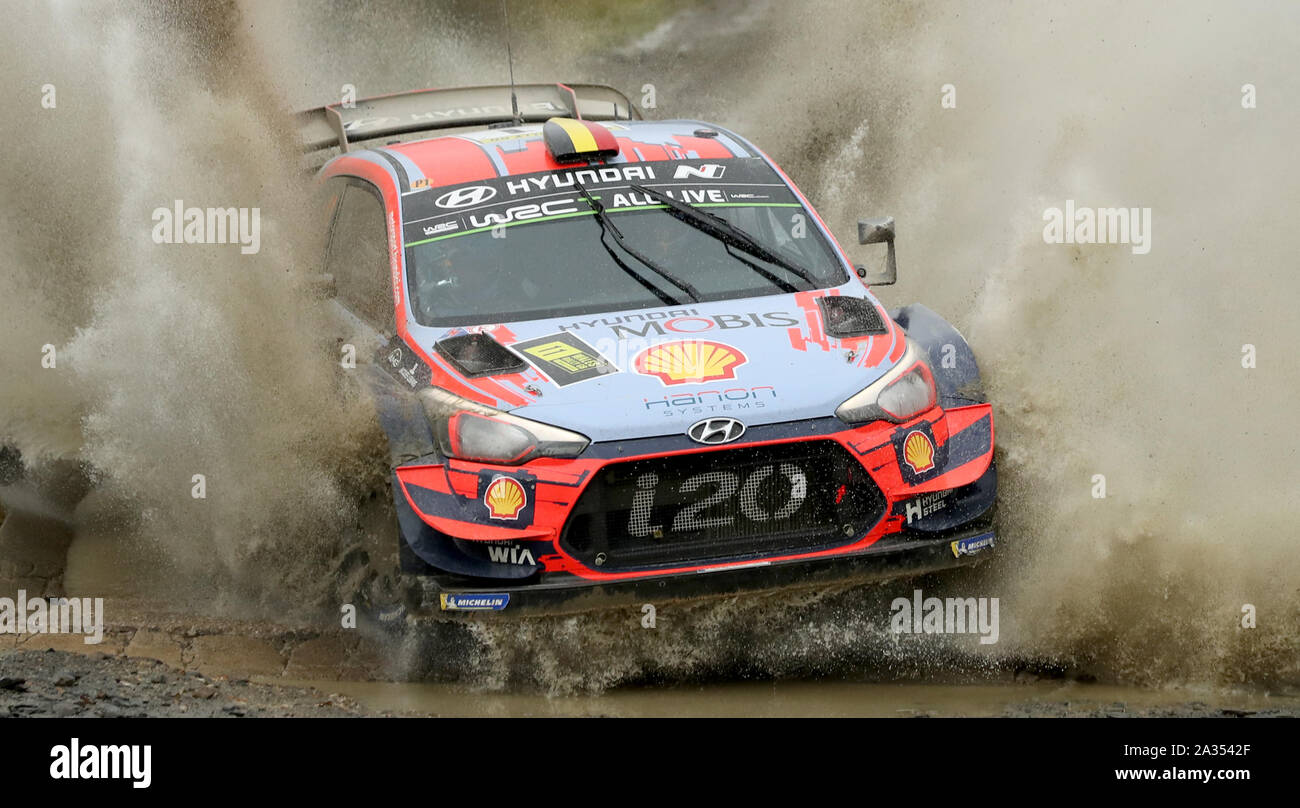 La Belgique est Thierry Neuville et Nicolas Gilsoul dans la Hyundai i20 WRC coupé au cours de la troisième journée du Wales Rally GB. Banque D'Images