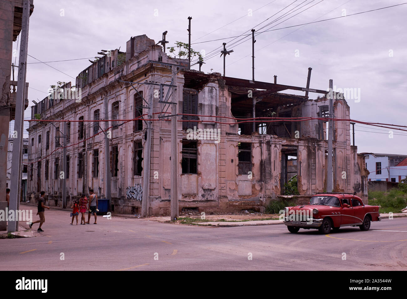 Bâtiments abandonnés et voitures classiques sont monnaie courante à Cuba Banque D'Images