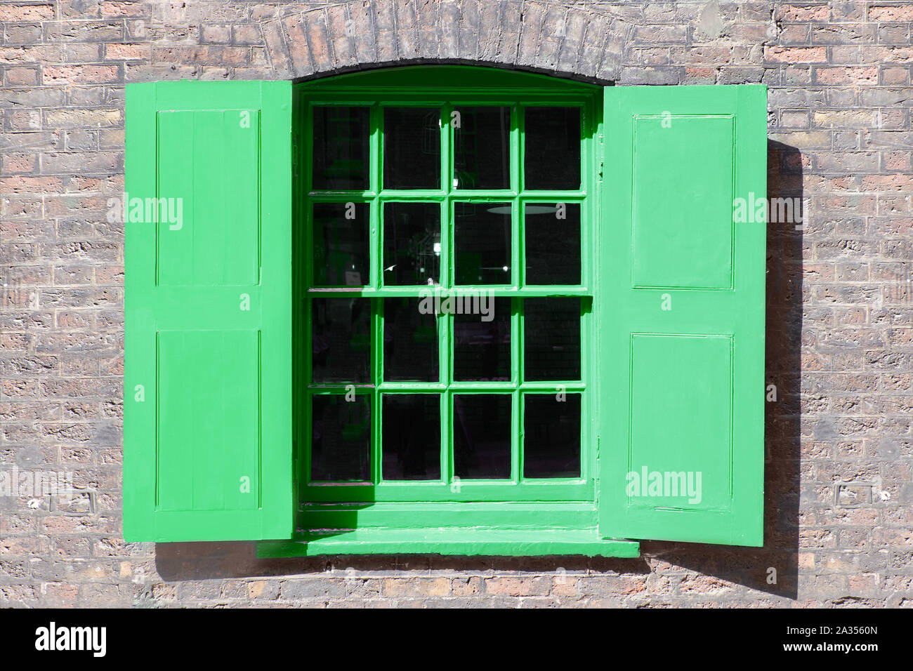 Dans la fenêtre de l'entrepôt anglais ancien bâtiment peint neo nuance de vert menthe Banque D'Images