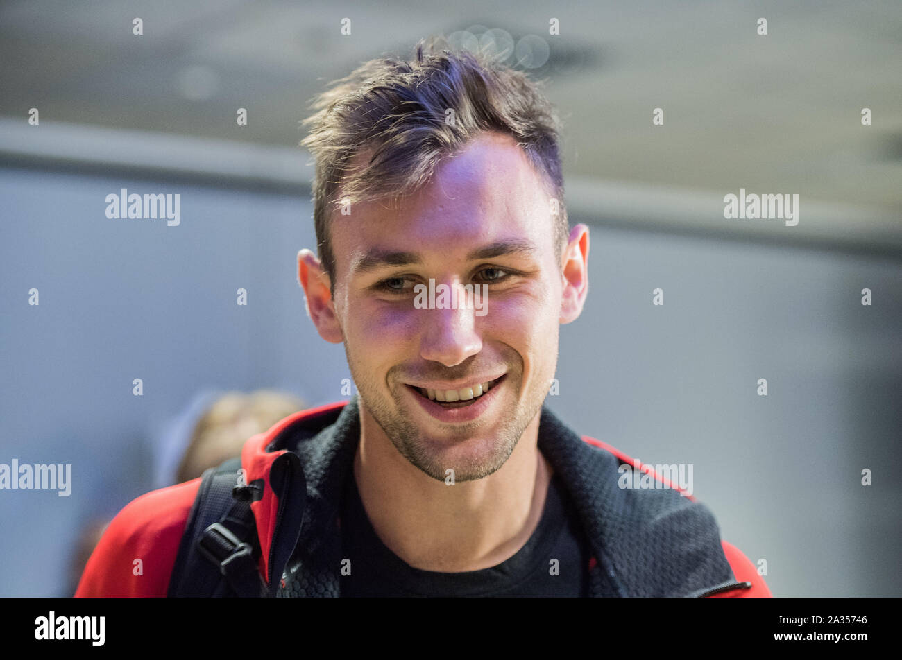 05 octobre 2019, Hessen, Frankfurt/Main : Niklas Kaul, decathlon champion du monde actuel, à sa réception à l'aéroport. Kaul, le plus jeune champion du monde de décathlon dans l'histoire, est revenu de la 17e Championnat du monde d'athlétisme au Qatar. Photo : Andreas Arnold/dpa Banque D'Images