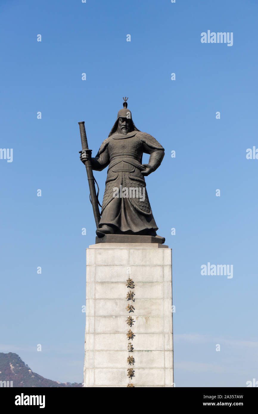 Séoul, en Korea-Nov 4, 2018 : Statue de l'amiral Yi Sun-Sin, commandant naval coréen, situé à Gwanghamun carré avec fond de ciel bleu Banque D'Images