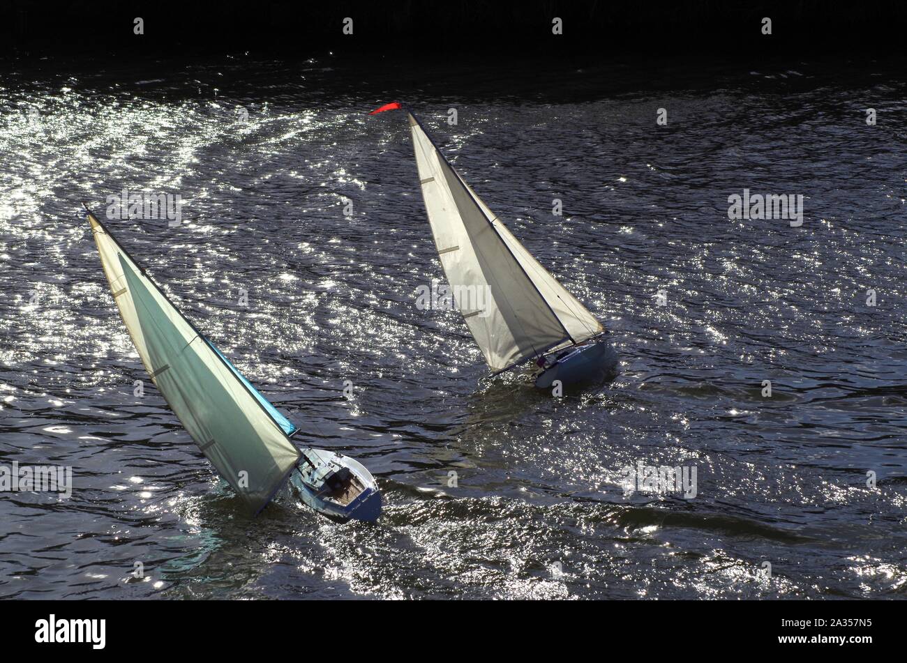 Yachting sur le modèle Exeter Ship Canal. Devon, Royaume-Uni. Banque D'Images