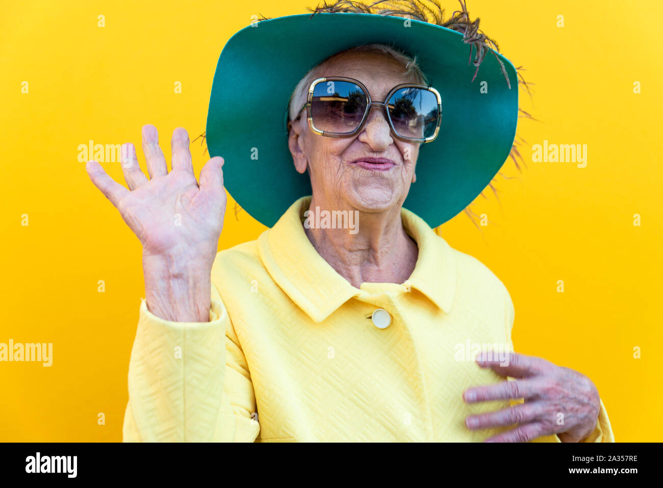 Drôle de grand-mère les portraits. La haute vieille femme s'habiller élégante pour un événement spécial. Concept a propos de l'ancienneté Banque D'Images