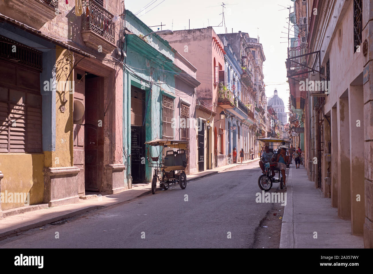 Location de taxis ferry les gens dans les rues de La Havane, Cuba Banque D'Images