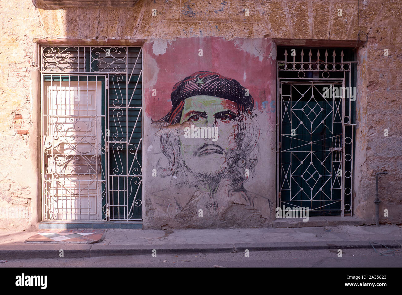 Graffitis politiques et art ornent les murs de La Havane, Cuba Banque D'Images