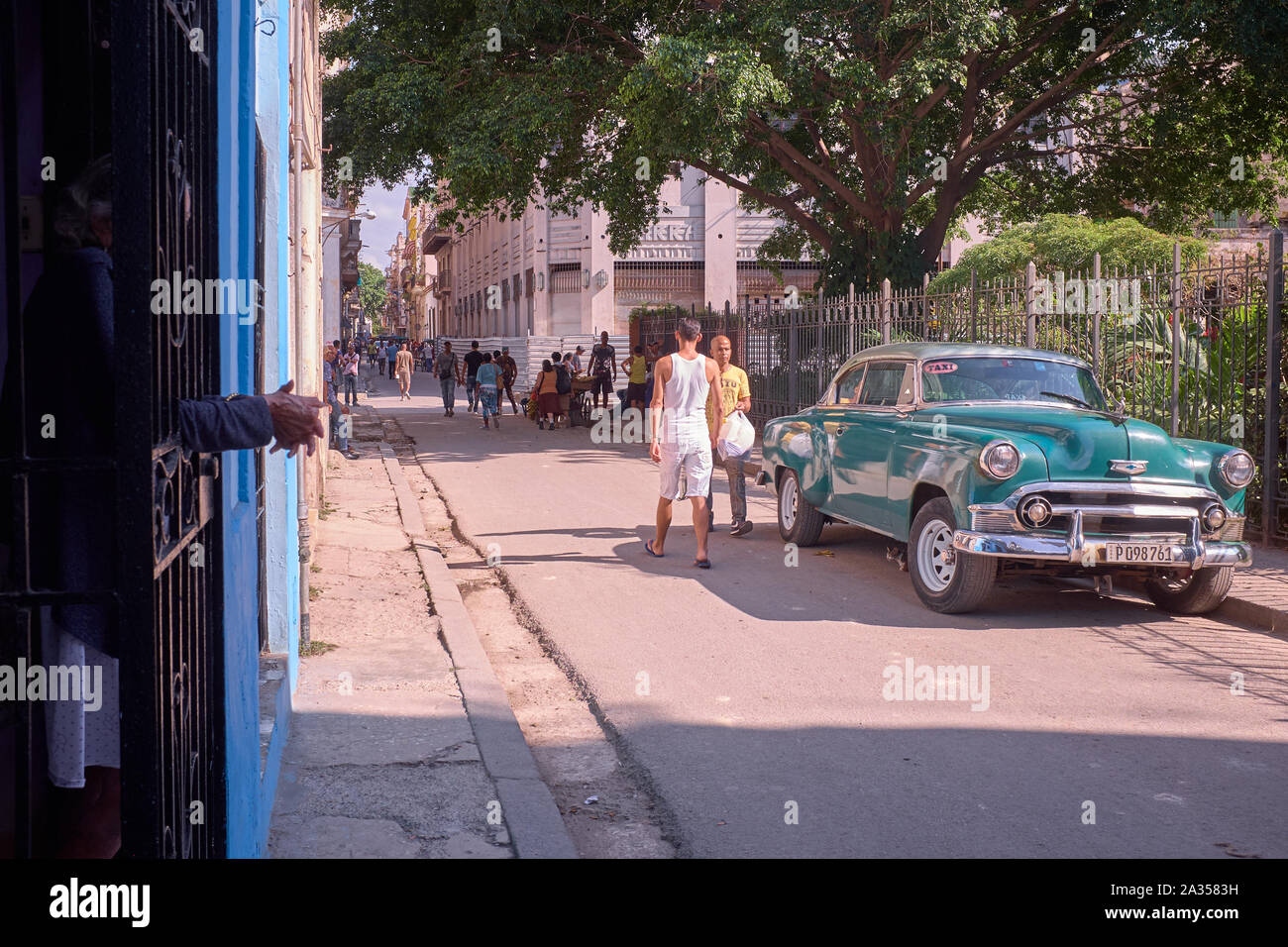 Regardant les passants dans les rues de La Havane, Cuba Banque D'Images