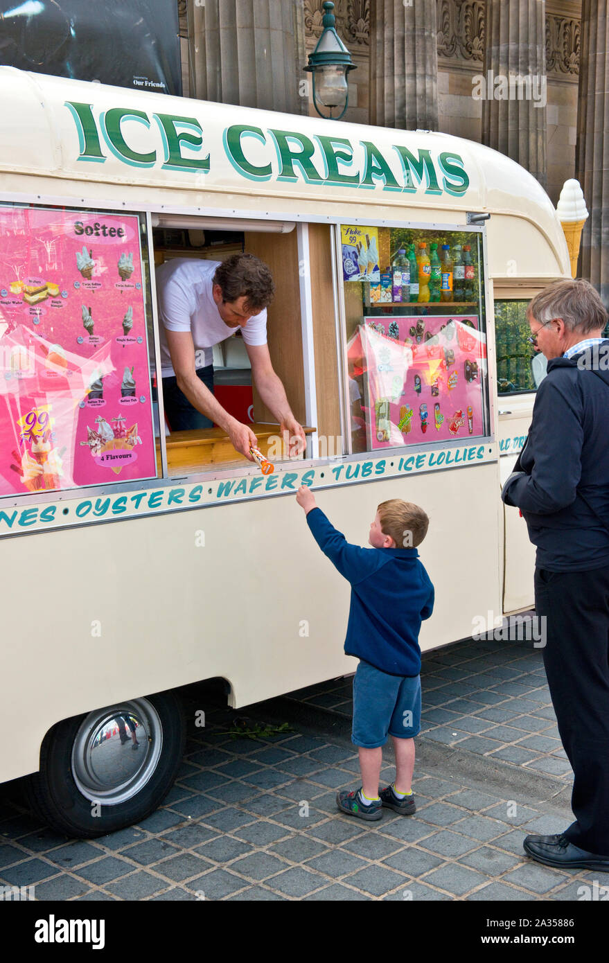 Un jeune garçon achète de la fourgonnette à glace. La Plaie. Festival Flinge D'Édimbourg. Ecosse Banque D'Images
