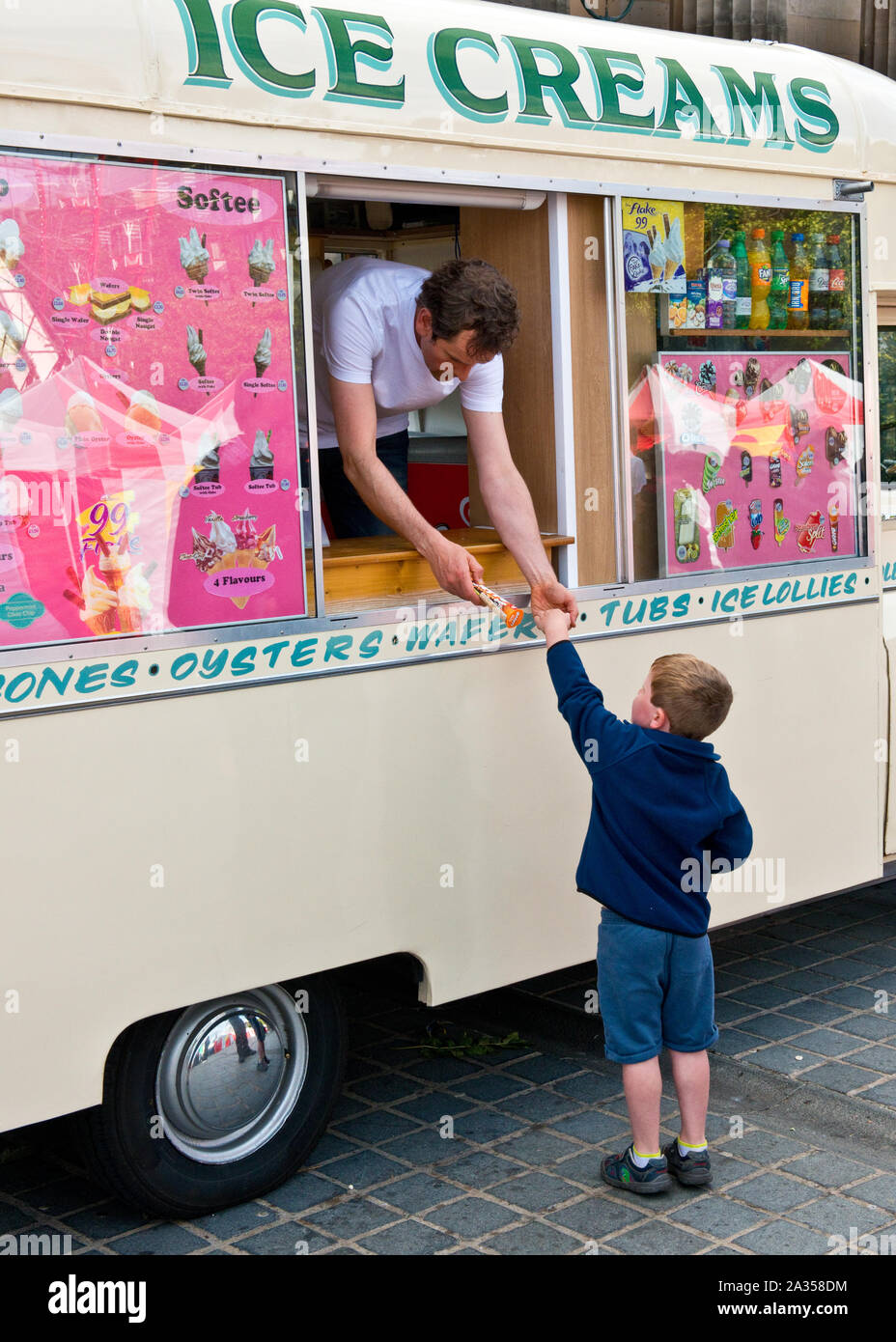 Un jeune garçon achète de la fourgonnette à glace. La Plaie. Festival Flinge D'Édimbourg. Ecosse Banque D'Images