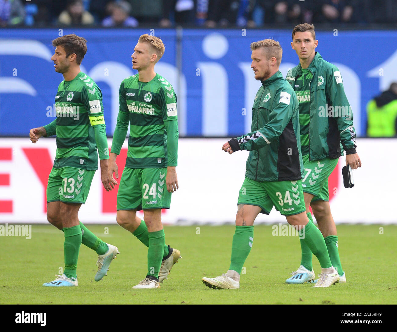 Hambourg, Allemagne. 05 Oct, 2019. Football, Bundesliga, 2e, 9e journée, le Hamburger SV - Greuther Fürth-mer dans le Volksparkstadion. Fürths Marco Caligiuri (l-r), Maximilien Sauer, Marvin Stefaniak et Branimir Hrgota quitter le terrain déçu après le match. Crédit : Daniel Bockwoldt/DPA - NOTE IMPORTANTE : en conformité avec les exigences de la DFL Deutsche Fußball Liga ou la DFB Deutscher Fußball-Bund, il est interdit d'utiliser ou avoir utilisé des photographies prises dans le stade et/ou la correspondance dans la séquence sous forme d'images et/ou vidéo-comme des séquences de photos./dpa/Alamy Live News Banque D'Images