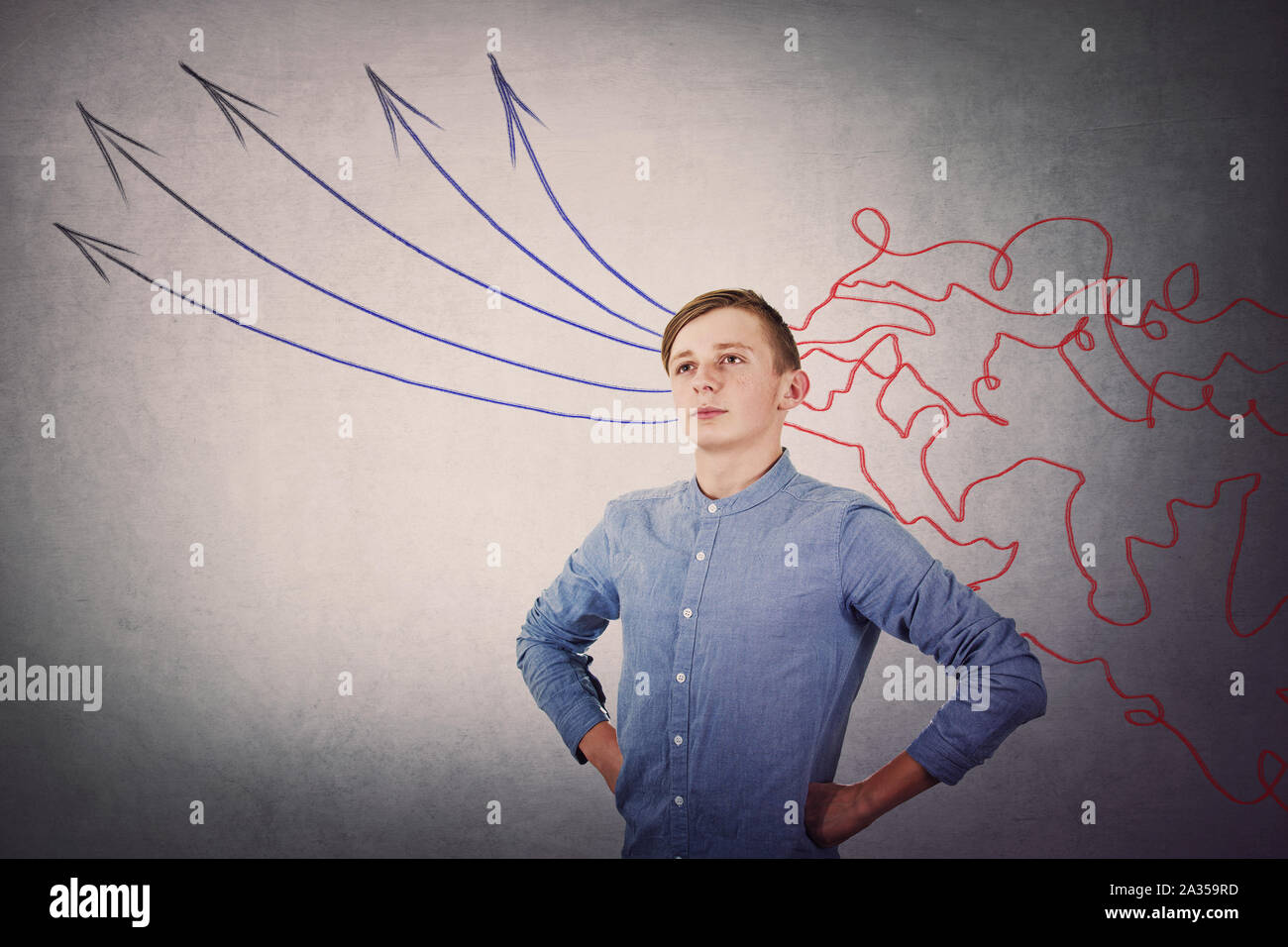 Garçon à la recherche d'étudiant confiant jusqu'pensif. Concept de traitement de l'information, l'accent adolescent transformer le gâchis des lignes, que l'information provenant de Banque D'Images