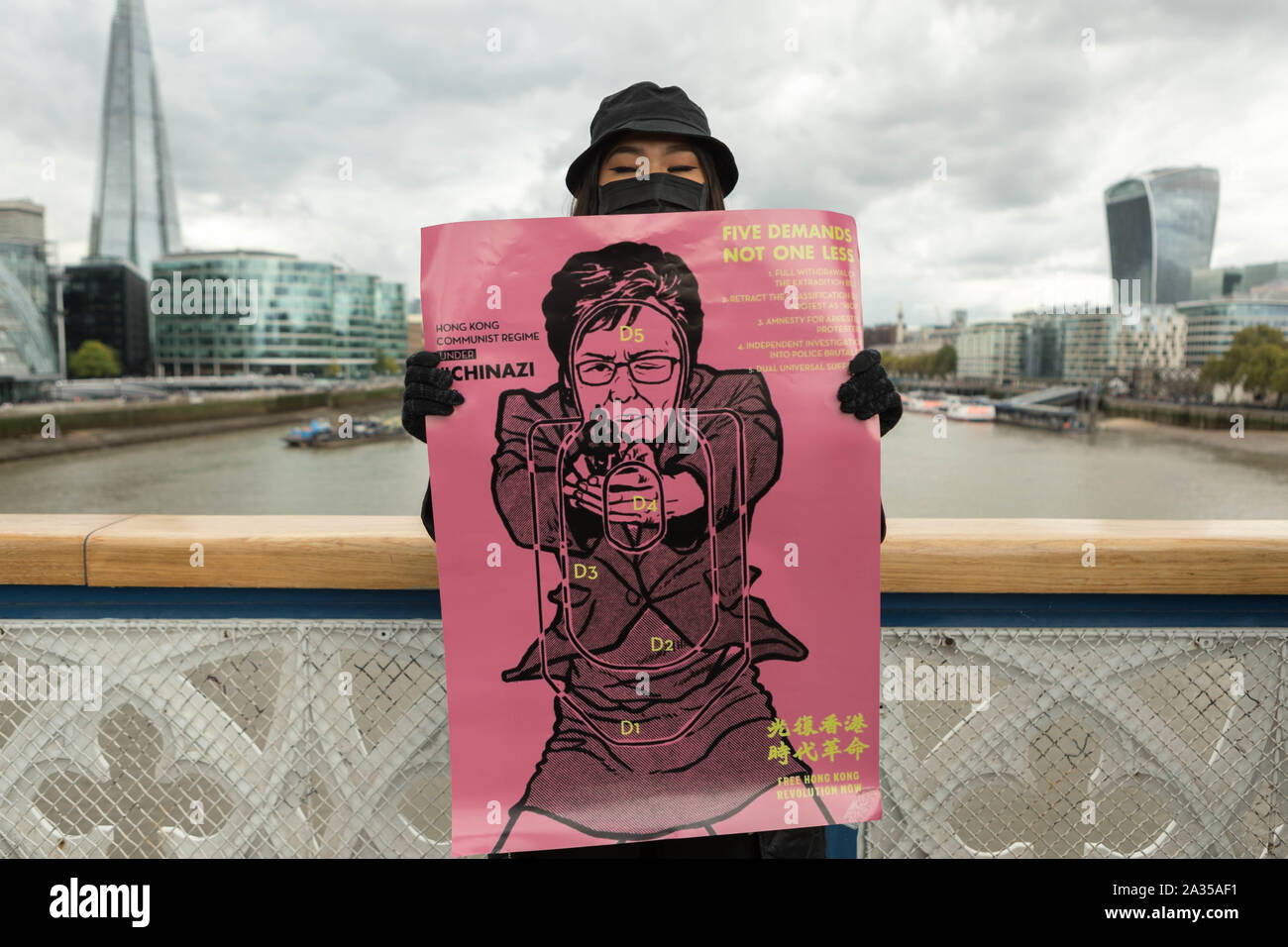 Londres, Royaume-Uni. 5ème Oct, 2019. L'artiste chinoise Badiucao et supporters inscrivez-vous les mains dans une chaîne humaine, une preuve de solidarité avec les manifestants à Hong Kong. Le mur de Lennon, symbole du drapeau Hong Kongs lutte pour la liberté est aussi symboliquement posée. Penelope Barritt/Alamy Live News Banque D'Images