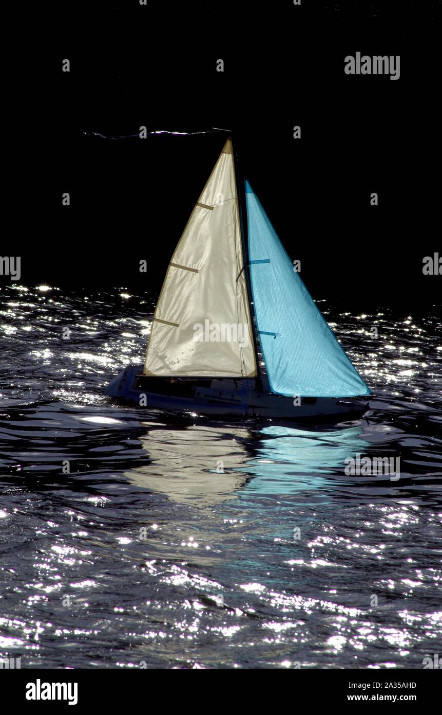 Yachting sur le modèle Exeter Ship Canal. Devon, Royaume-Uni. Banque D'Images