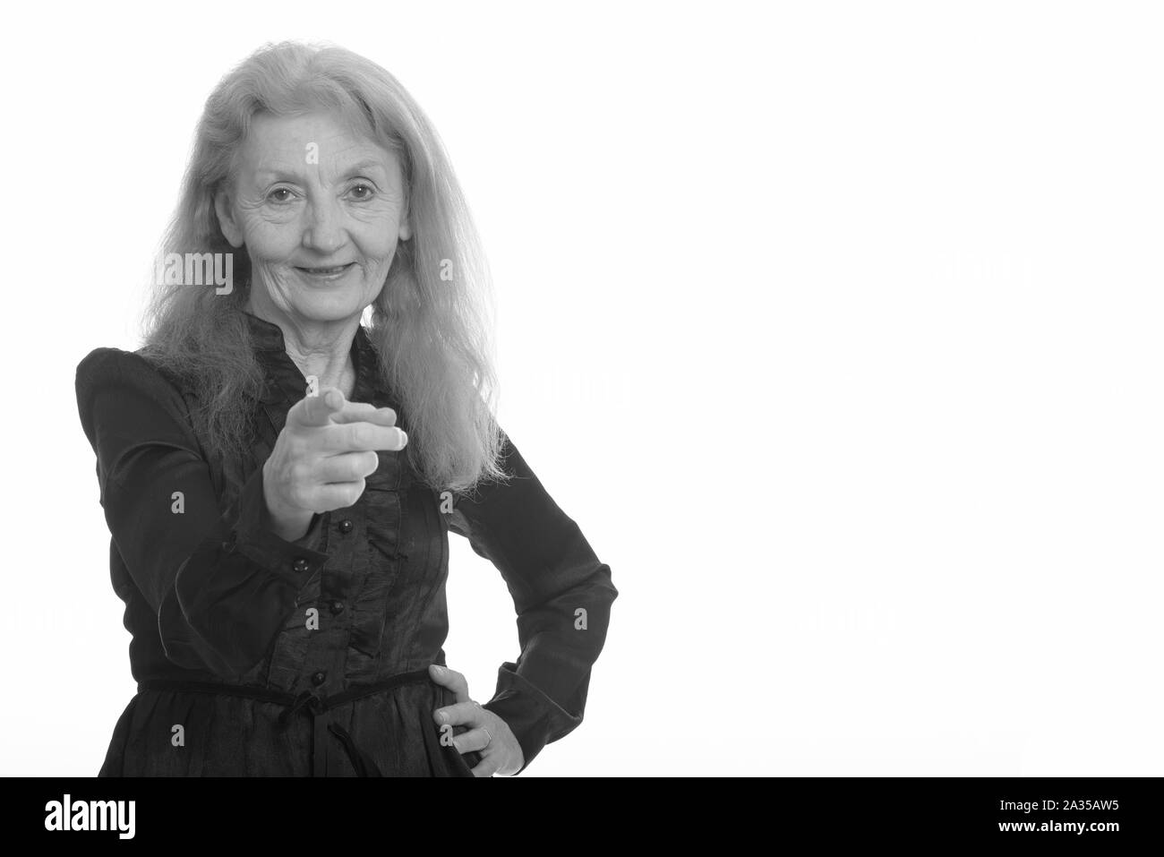 Studio shot of happy businesswoman smiling at camera et montre de l'index Banque D'Images