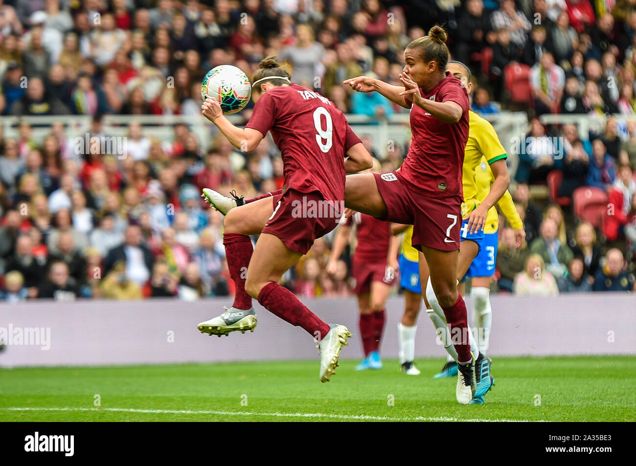 Middlesbrough, Royaume-Uni. 05 Oct, 2019. MIDDLESBROUGH, Angleterre 5 OCTOBRE Jodie Taylor et Nikita Parris d'Angleterre femmes à obtenir dans l'un ou l'autre manière pendant les match amical entre l'Angleterre et le Brésil Femmes Les femmes au stade Riverside, Middlesbrough le samedi 5 octobre 2019.( Crédit : Iam Burn | MI News) photographie peut uniquement être utilisé pour les journaux et/ou magazines fins éditoriales, licence requise pour l'usage commercial Crédit : MI News & Sport /Alamy Live News Banque D'Images