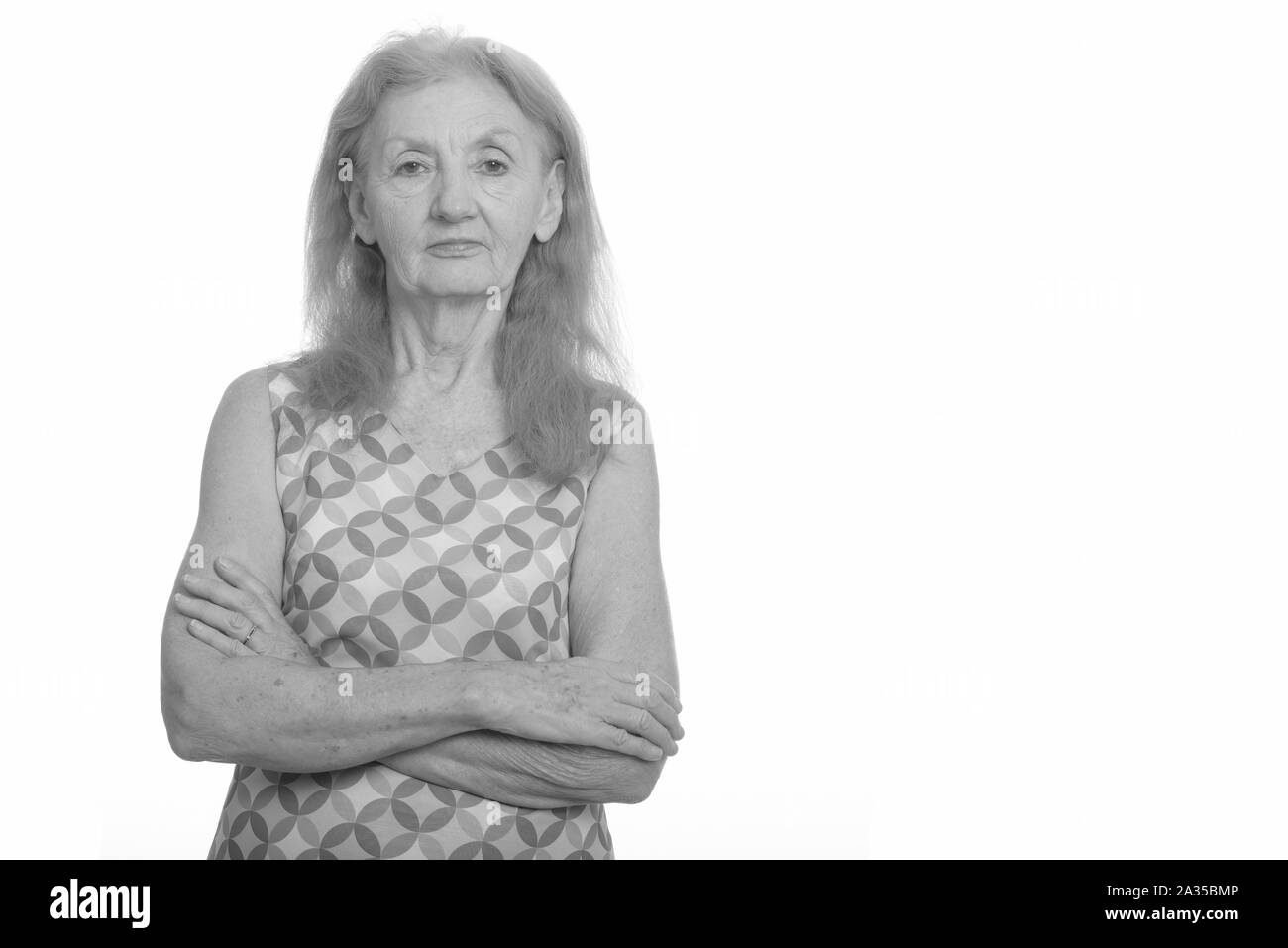Studio shot of senior woman with arms crossed Banque D'Images