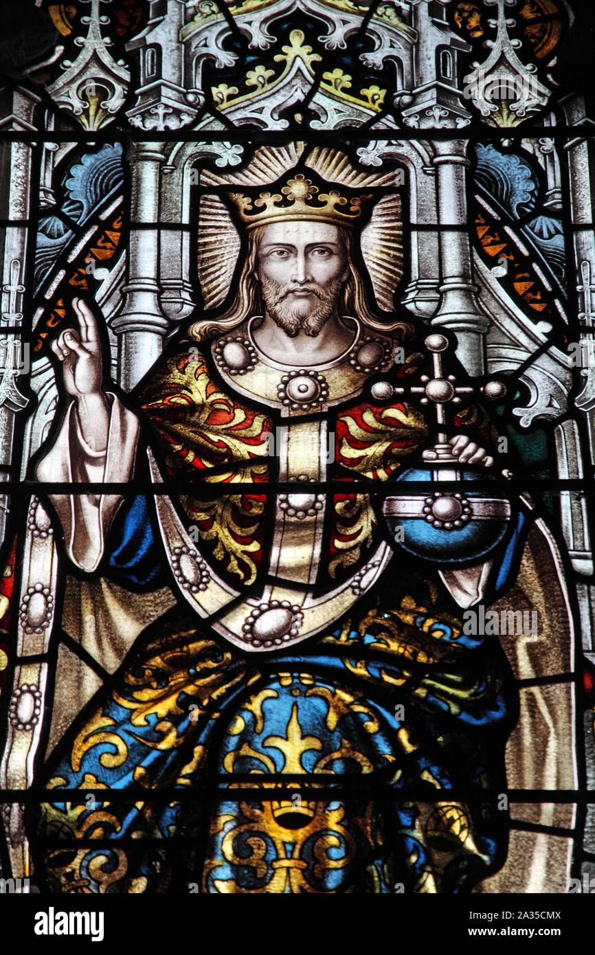 Une vitrail de 1902 par Swaine Bourne & son représentant le Christ en Majesté, l'église Saint-Laurent, Barton sur la santé, Warwickshire Banque D'Images