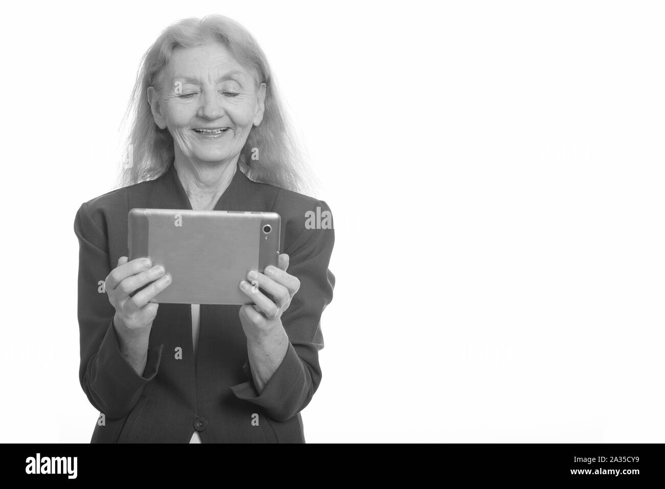 Happy businesswoman smiling while using digital tablet Banque D'Images