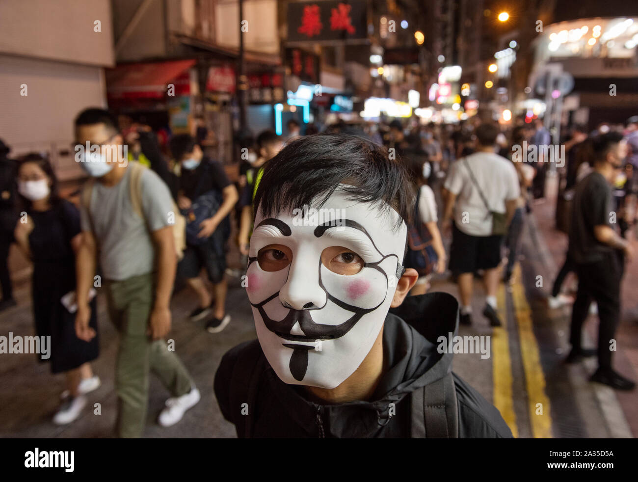 Hong Kong, Chine. 08Th Oct, 2019. Un manifestant porte un masque V pour Vendetta pendant un rassemblement après que le gouvernement a invoqué une pouvoirs d'urgence pour interdire les manifestations dans un masque à position directe contre les manifestants d'aller de l'avant à Hong Kong. Credit : SOPA/Alamy Images Limited Live News Banque D'Images