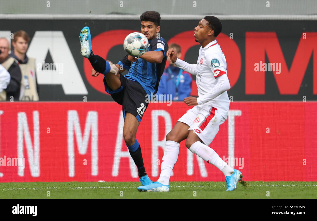 Paderborn, Allemagne. 05 Oct, 2019. Soccer : Bundesliga, SC Paderborn 07 - premier FSV Mainz 05, 7e journée dans l'Arène de Benteler. Paderborn's Mohamed Dräger (l) dans la lutte pour le ballon avec Jean-Paul Boetius (r) de Mayence. Credit : Friso Gentsch/DPA - NOTE IMPORTANTE : en conformité avec les exigences de la DFL Deutsche Fußball Liga ou la DFB Deutscher Fußball-Bund, il est interdit d'utiliser ou avoir utilisé des photographies prises dans le stade et/ou la correspondance dans la séquence sous forme d'images et/ou vidéo-comme des séquences de photos./dpa/Alamy Live News Banque D'Images